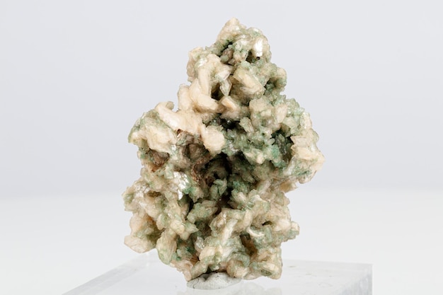 Macro steen minerale stilbiet op Apophyllite op een witte achtergrond