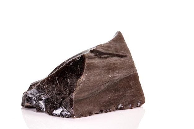 Macro steen obsidiaan mineraal op witte achtergrond