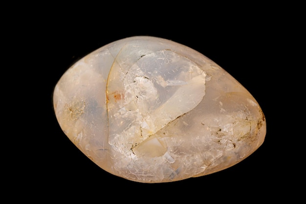 Macro steen opaal mineraal op een zwarte achtergrond