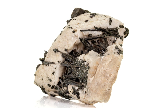 白い背景の上のマクロ石星葉石鉱物
