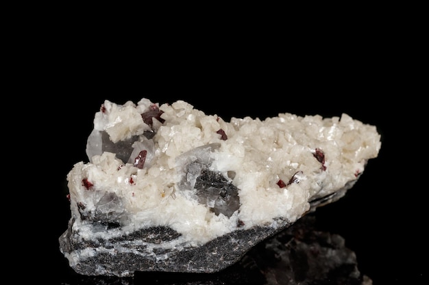 Foto pietra macro cinabro dolomite minerale su sfondo nero