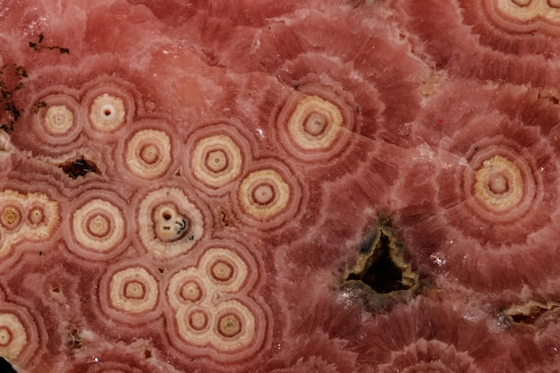 Foto macro pietra minerale di calcite di cobalto su sfondo nero