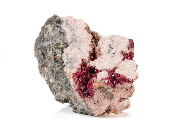 Photo macro stone erythrite mineral on white background