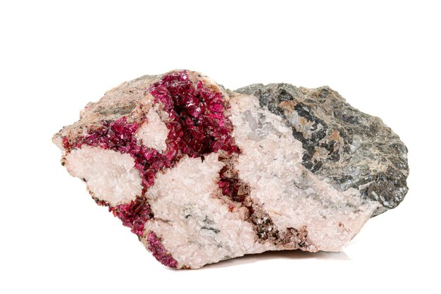 Photo macro stone erythrite mineral on white background