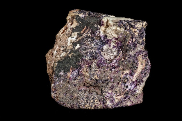 Pietra macro minerale di fluorite su sfondo nero