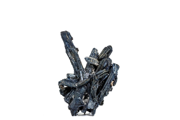 Pietra macro minerale antimonite stibnite su sfondo bianco