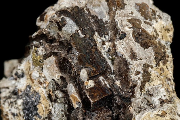 Macro pietra minerale pirite e quarzo su sfondo nero