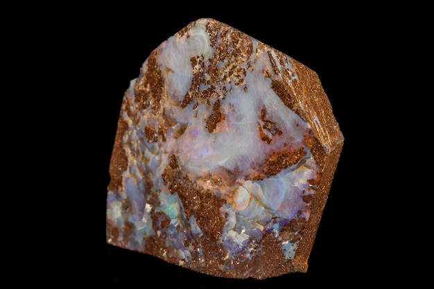 Макро камень Опаловый минерал в скале на черном фоне крупным планом