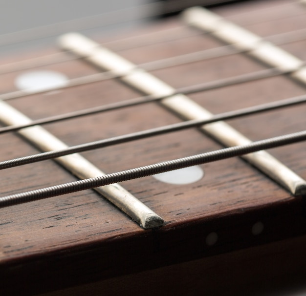 Foto macro di corde su chitarra elettrica