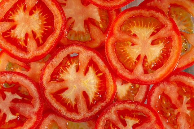 Macro pomodori fette di pomodoro sfondo naturale con fettine di pomodoro