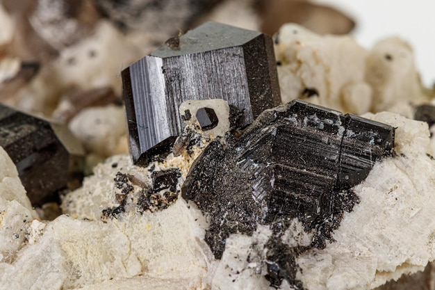 Foto pietra minerale tormalina macro su sfondo bianco