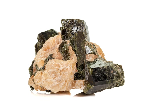 Macro van een minerale steen Vesuvianiet op een witte achtergrond
