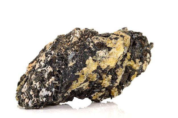Macro van een minerale steen Vesuvianiet op een witte achtergrond