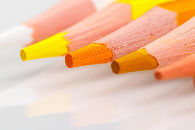 Foto macro veelkleurige potloden op een witte achtergrond