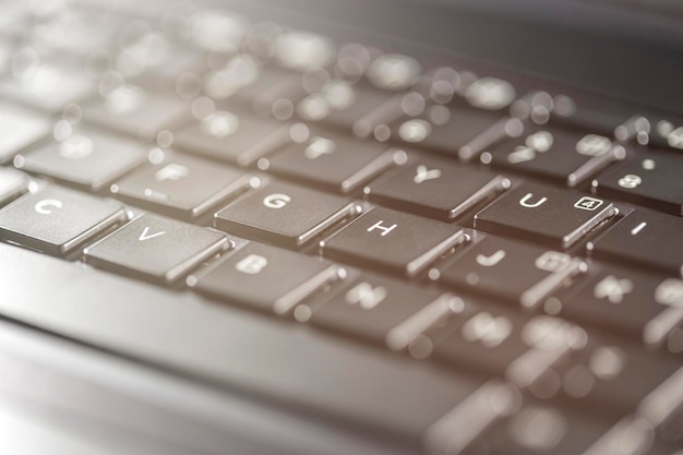 Макровид черных кнопок клавиатуры ноутбука против подсветки