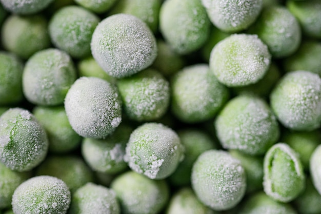 Photo macro view of peas with frost