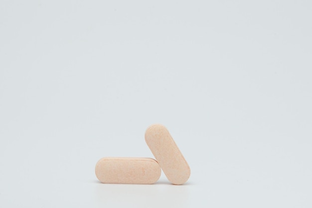 Foto vista macro di pillola o tablet isolato su sfondo bianco