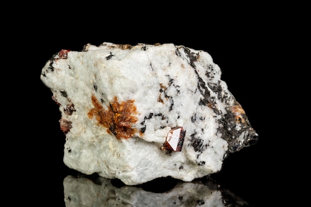 Foto pietra minerale macro zircon su sfondo nero