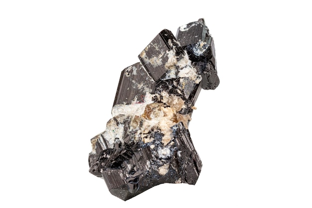 Macro zwarte minerale Toermalijn steen met aquamarijn op een witte achtergrond