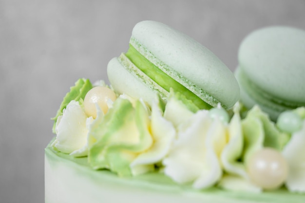 Macrodecor op taart met groene room en macarons