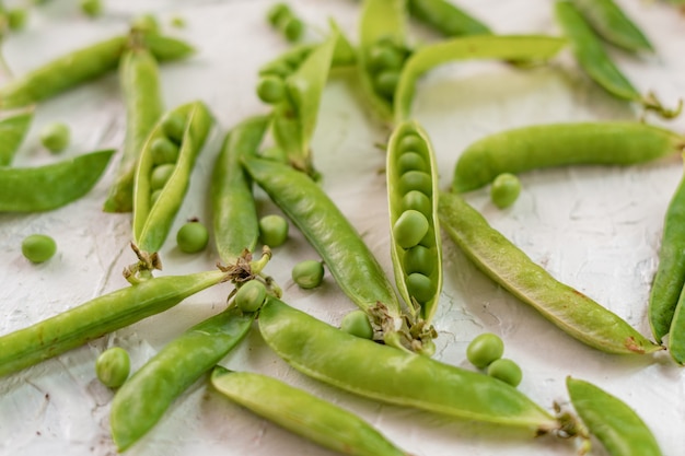 Macrodetail van verse ruwe geopende rijp van erwtenboon