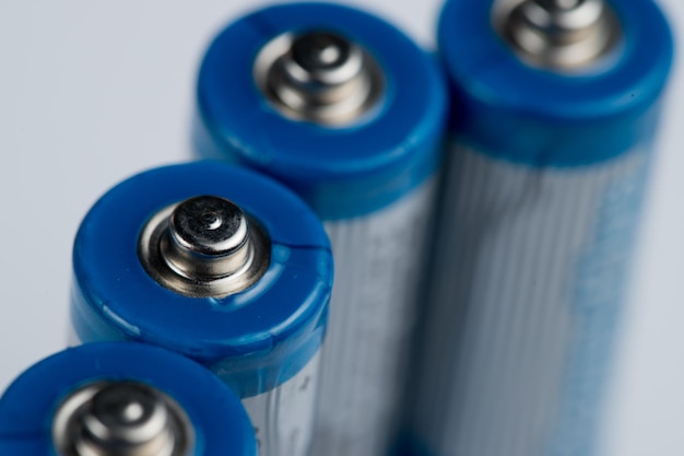 Macrofoto van batterijen voor elektronische apparaten op een witte achtergrond