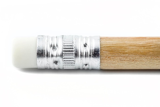 Macrofoto van de achterzijde van een potlood met een gom erop geïsoleerd op een witte achtergrond