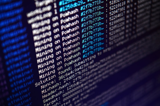 Macrofoto van de programma-interface voor crypto-valutamining op de monitor