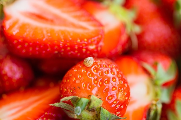 Macrofoto van kleine slak bovenop rode smakelijke aardbei