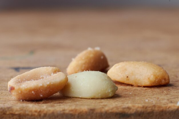 Macrofoto van noten op een houten tafel, pinda's, biersnacks, onscherpe achtergrond
