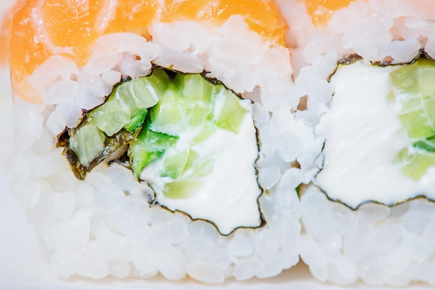 Macrofoto van zalmbroodjes met groenten en de kaas van Philadelphia Heerlijke Japanse keukenbroodjes