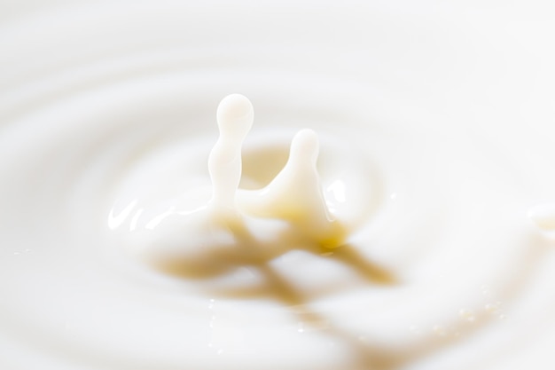 macromelkdruppel, melkdruppels met rimpelingen, druppel op melkroom zuivelproduct yoghurt milkshake textuur