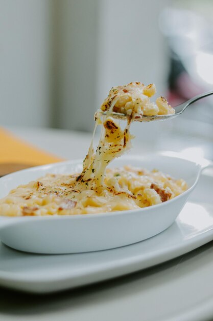 写真 クリーミーソースで調理されたマクロニパスタスモークされた牛乳チーズモザレラチーズを頂上に
