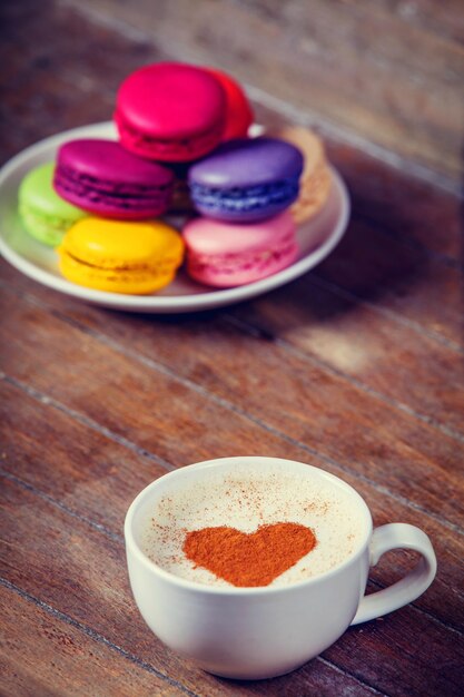 Macrons met kopje koffie