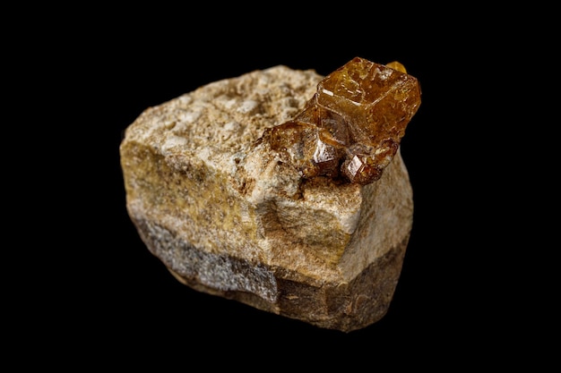 Macrosteen Grossular mineraal op een zwarte achtergrond