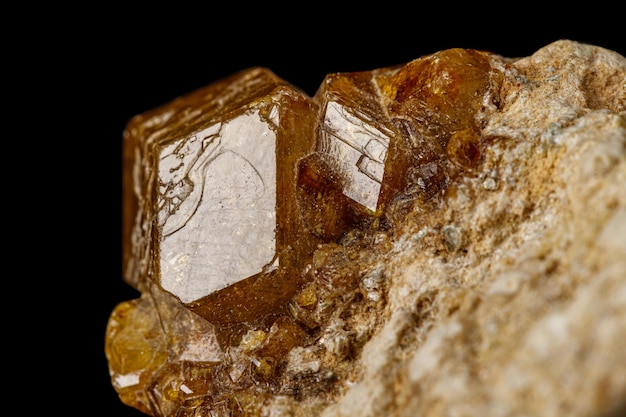 Macrosteen Grossular mineraal op een zwarte achtergrond