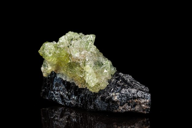 Macrosteen Hyalite minerale toermalijn Sherl rookkwarts op een zwarte achtergrond