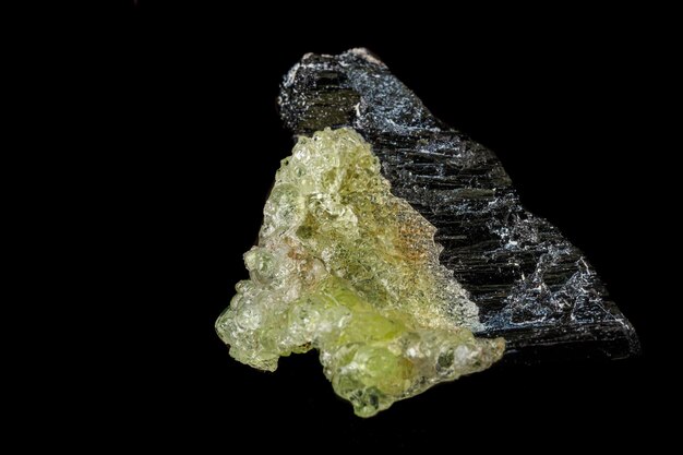 Macrosteen hyalite minerale toermalijn sherl rookkwarts op een zwarte achtergrond