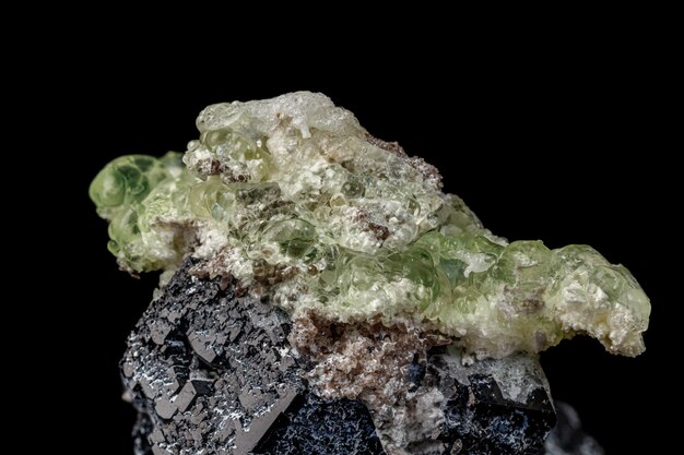 Macrosteen Hyalite minerale toermalijn Sherl rookkwarts op een zwarte achtergrond