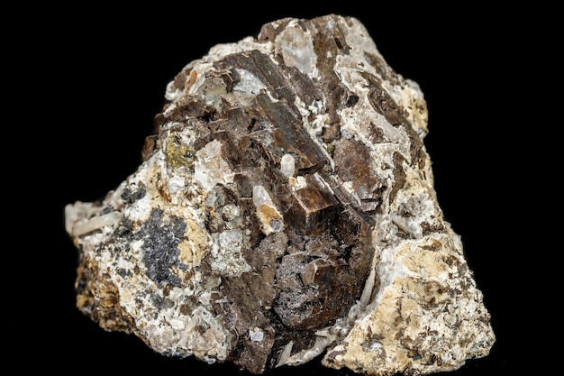 Macrosteen mineraal pyriet en kwarts op een zwarte achtergrond