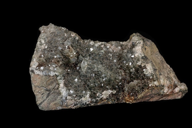 Macrosteen mineraal rookkwarts op een zwarte achtergrond