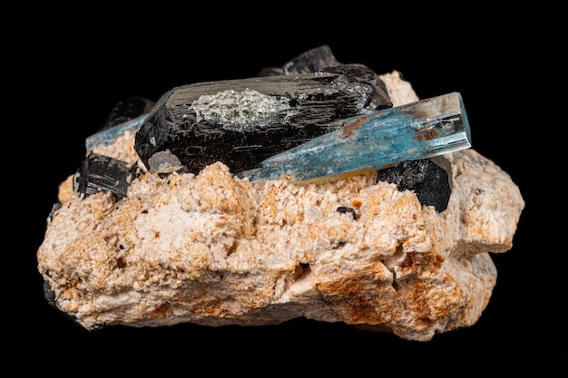 Macrosteen minerale toermalijn aquamarijn met een zwarte achtergrond