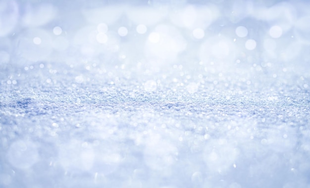 Macrotextuur van het sneeuwoppervlak met bokeh-highlights en fantastisch lichteffect