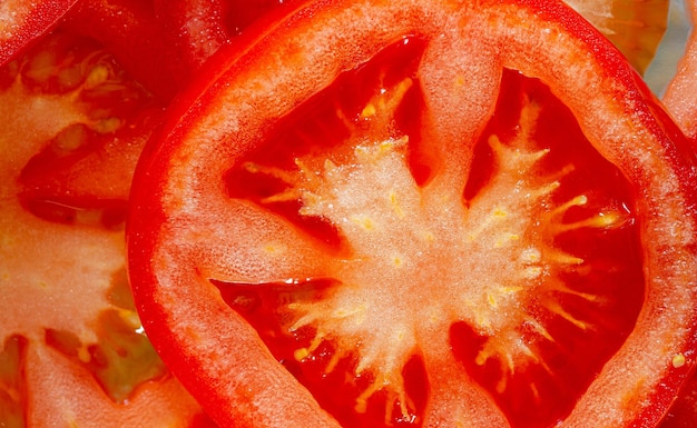 Macrotomaten, Macrodetail van gesneden tomatenplak met zaden