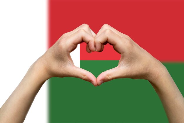 Флаг Мадагаскара с двумя руками форма сердца патриотизм и национализм идея выразить любовь