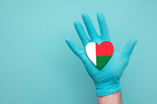 Madagaskar medische gezondheid hart verpleegster hand met land hart vlag
