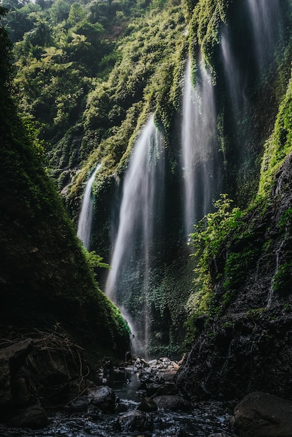 Фото Мадакарипура - красивый водопад на восточной яве, индонезия