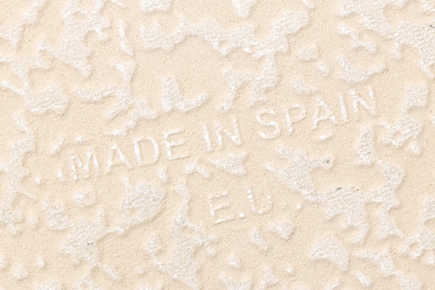 세라믹 타일 뒷면에 있는 Made in Spain 텍스트