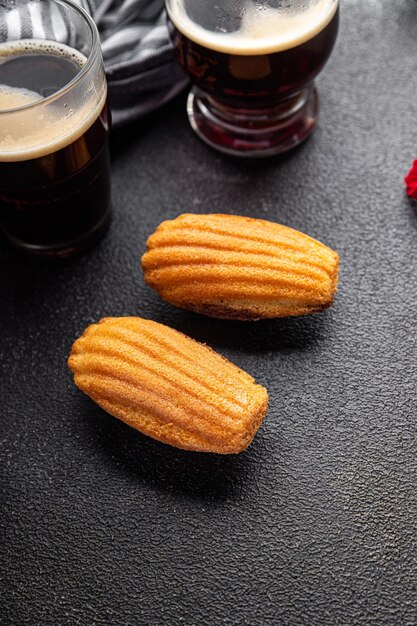 Madeleine koekjeskoekjes zoet Frans dessert maaltijd eten snack op tafel kopie ruimte voedsel