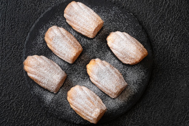 Madeleines - Franse kleine biscuitgebak op het stenen bord